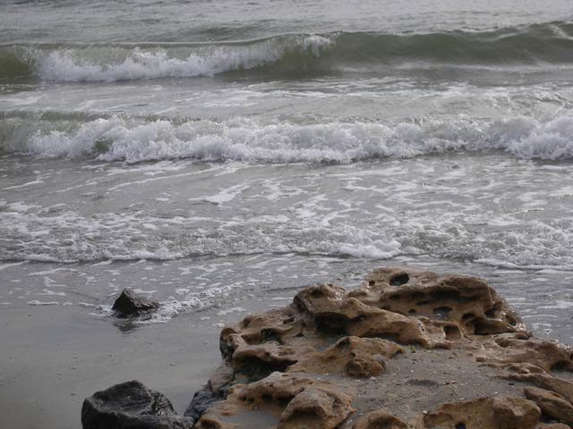 Небольшой прибой на пляже