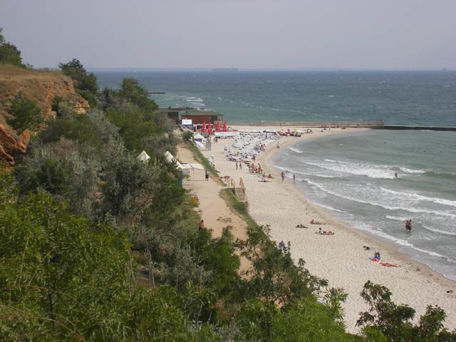 Вид на мол пляжа Золотой Берег