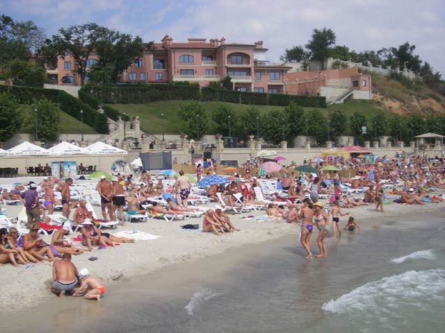 Пляж Золотой Берег, наверху комплекс "Золотой Берег"