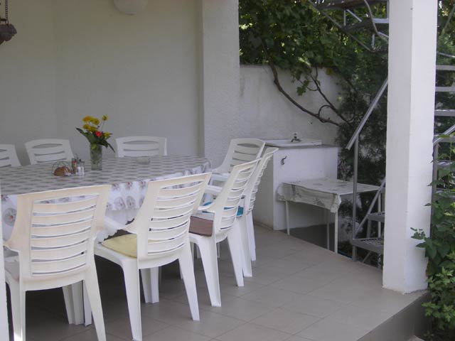 Здесь можно позавтракать, пообедать, выпить пива ...