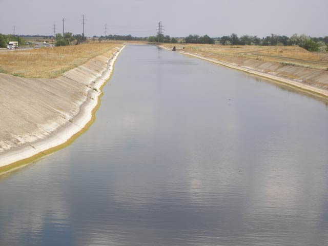 Оросительные каналы тянутся вдоль трассы