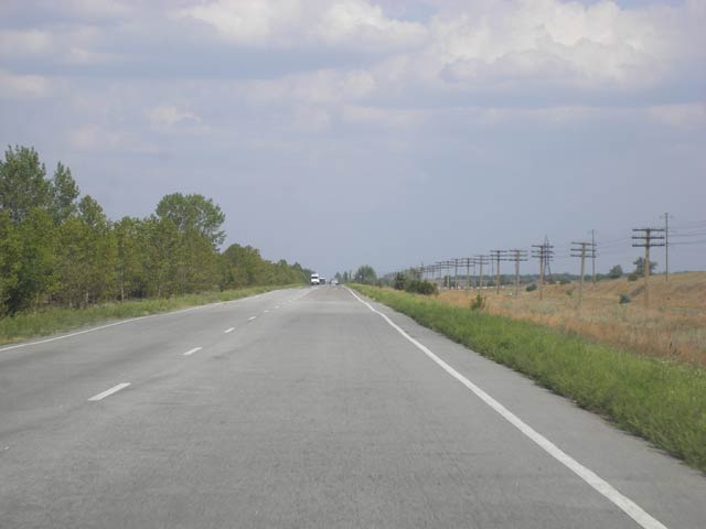 Бесконечная пустынная дорога по югу Украины, деревни встречаются не часто