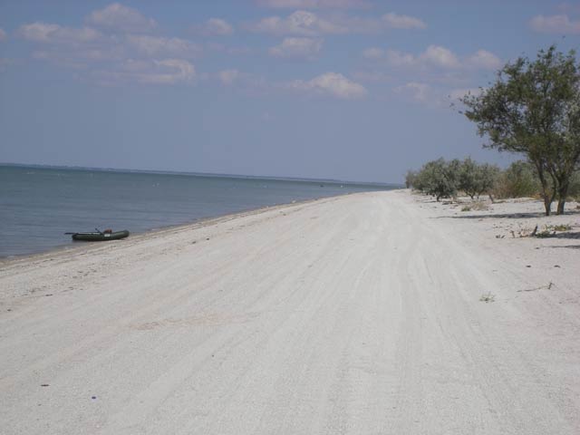 Приморско-Ахтарск. За городом, песчаная коса Ясеновская; тянется на десятки км.