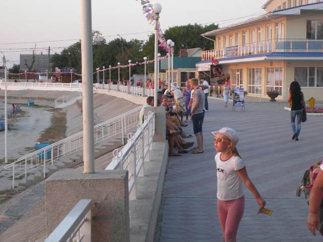 Центральная часть морской набережной в Приморско-Ахтарске
