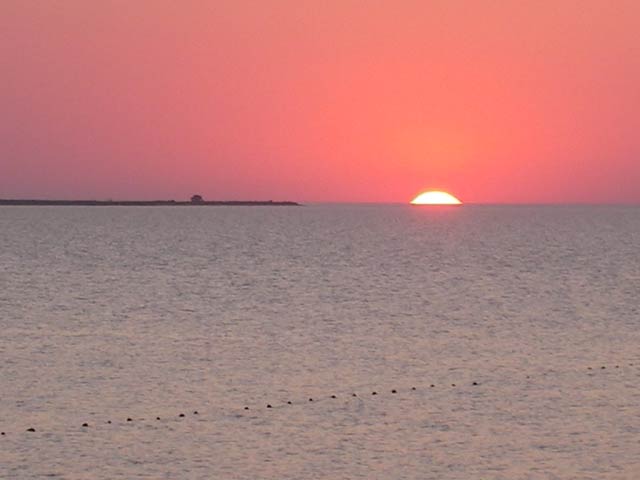 Море  поглощает  Солнце на глазах