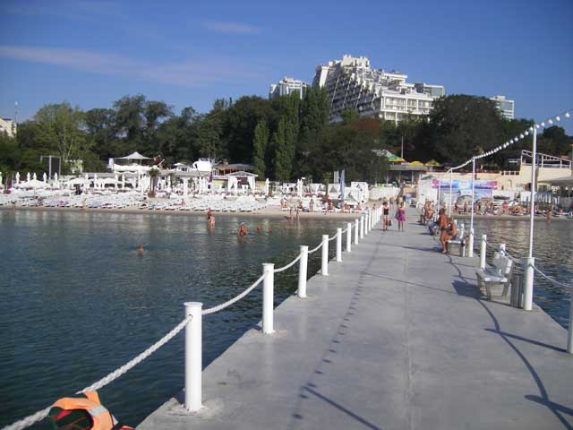 Вид с моря на современную Аркадию в Одессе