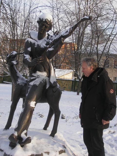 Витебск. Во дворике дома музея Марка Шагала. «Скрипка Шагала», скульптор Валерий Могучий