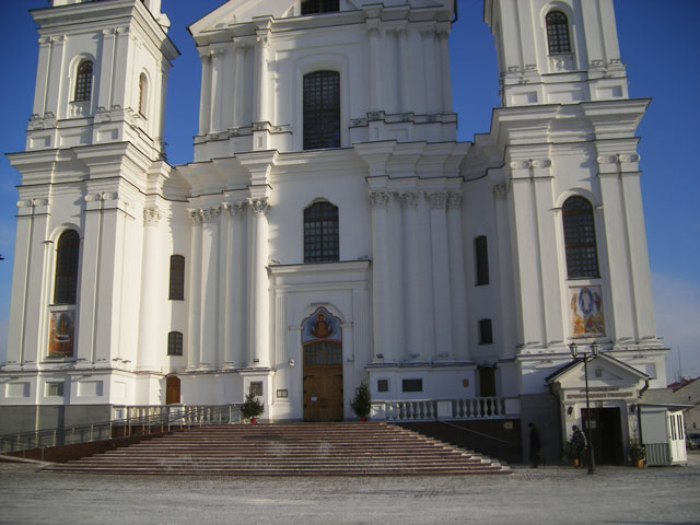 Витебск. Свято-Успенский кафедральный собор на Успенской горе. Собор был взорван большевиками в 1936 году. Восстановлен в 2001—11 годах по образцу Успенского собора XVIII века. Основание храма датируется началом XV века