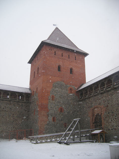 Внутренние стены и башня замка Гедимина