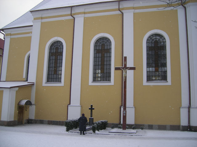 Лида. Крест перед храмом Воздвижения Святого Креста