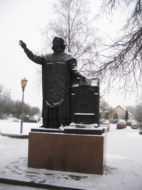 Лида. Памятник первопечатнику Франциску Скорине находится в сквере близ костела Воздвижения Святого Креста