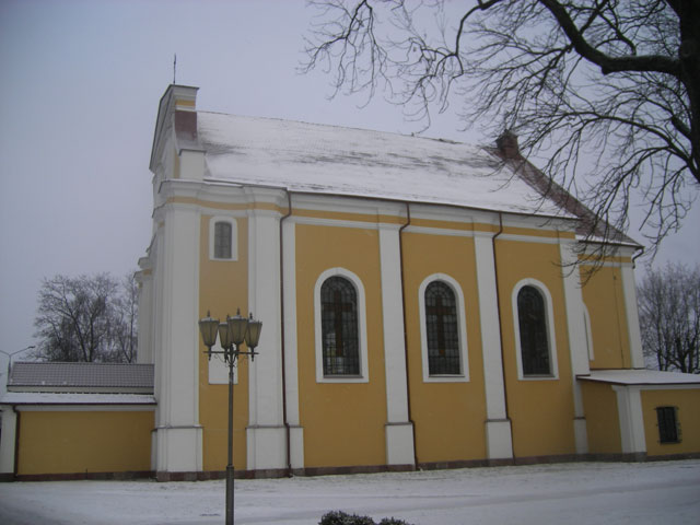 Лида. Католический храм Воздвижения Святого Креста. Костел построен в 1747—1770 годах в стиле виленское барокко. Службы в храме проводятся по четыре раза в день и всегда при большом наплыве прихожан