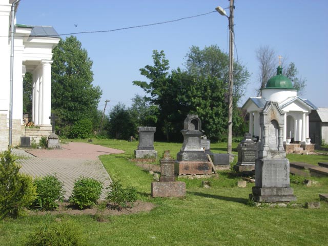 Надгробия у церкви Рождества Христова на берегу Паши