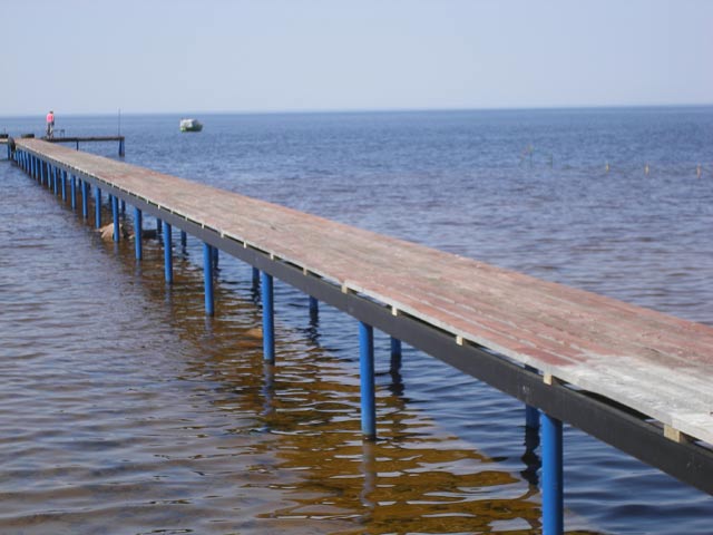 Лодочный пирс на берегу Ладоги в Строжоно