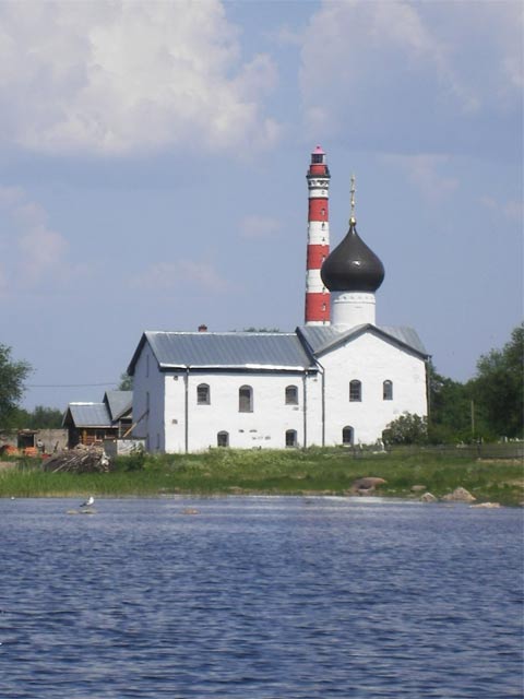 Никольская церковь на фоне маяка