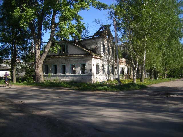 Обычная картина для Осташкова - "дом" на улице Урицкого, недалеко Ленинский проспект