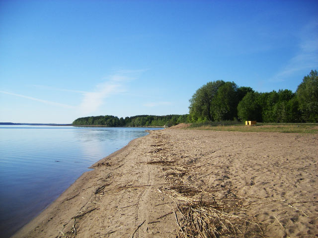 Песчаная коса - любимое место отдыха в Осташкове на берегу Селигера
