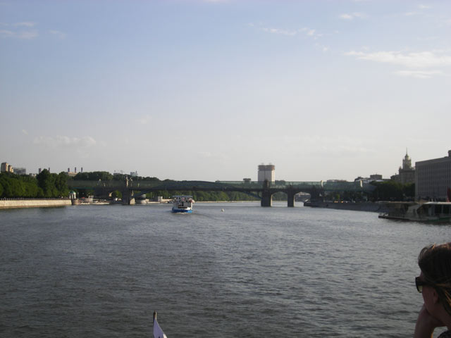 Андреевский мост. За ним - Нескучный сад