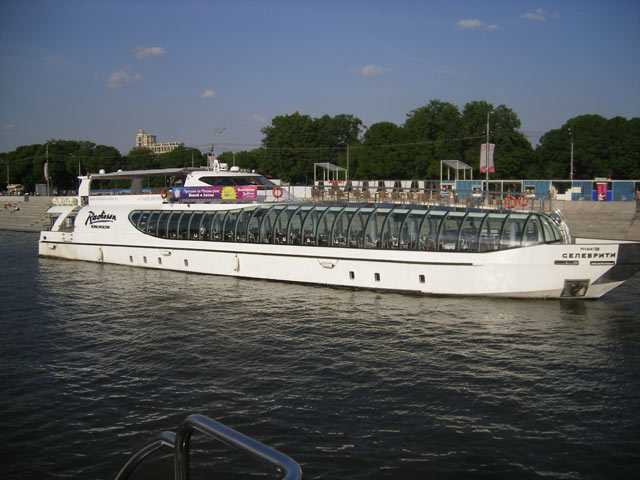 Причал "Radisson Royal" на Пушкинской набережной парка Горького