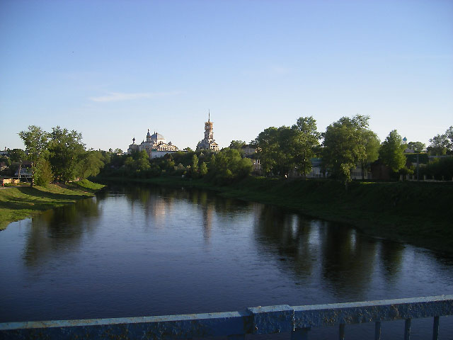 Торжок. Река Тверца. Новоторжский Борисоглебский монастырь.