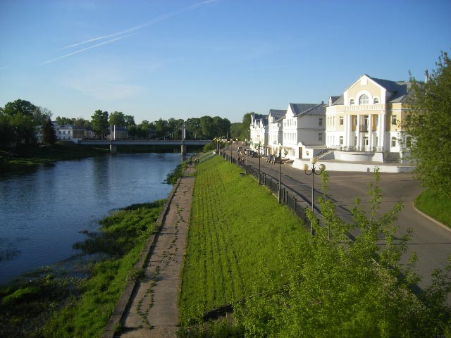 Тверецкая набережная и далее пешеходный мост
