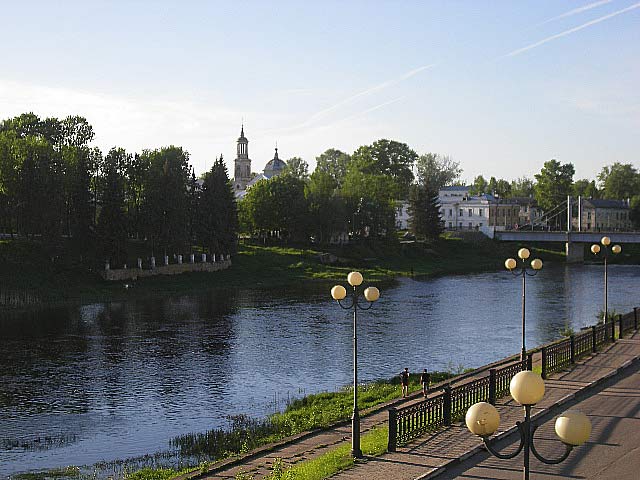 Река Тверца. На том берегу - церковь Климента, папы Римского, в Торжке