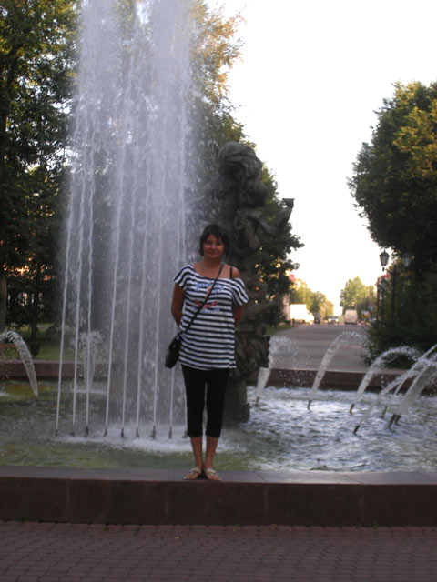 Фонтан в парке перед крепостной стеной Детинца в Великом Новгороде