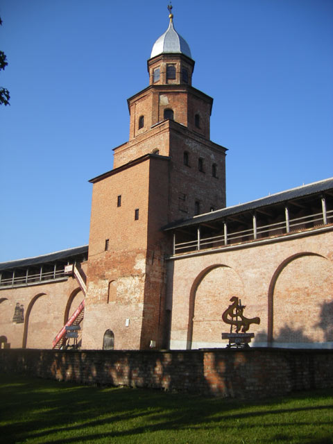 Одна из сторожевых башень Новгородского кремля (Детинца)