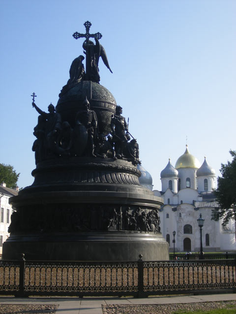 Памятник 1000-летия крещения Руси на фоне Софийского Собора