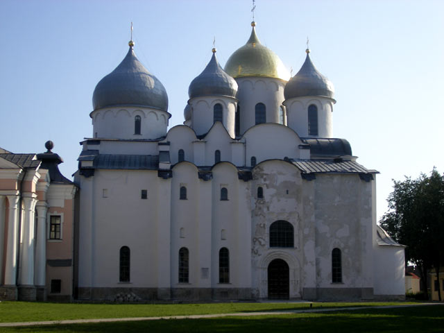Софийский Собор, западная стена храма с памятной доской о походах Александра Невского против Тевтонских рыцарей