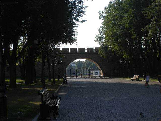 Южная арка Детинца, выходящая на берег Волхова