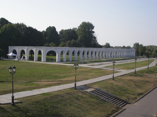 Аркада на правом берегу Волхова, напротив кремля