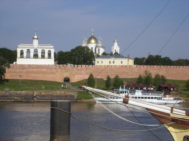 Вид на Софийский собор и звонницу с правого берега Волхова