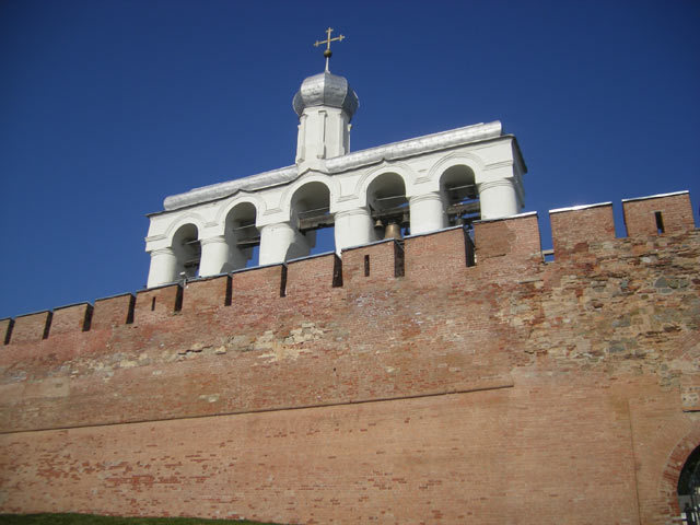 Звонница Софийского Собора над южной крепостной стеной кремля