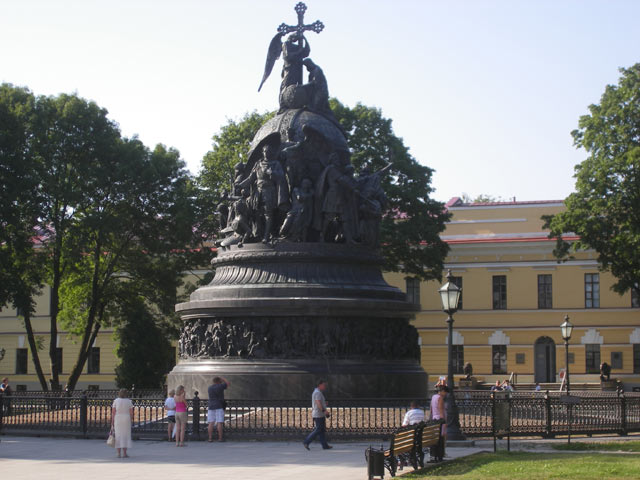 Памятник 1000-летия крещения Руси перед зданием ...