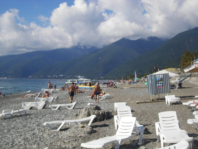 <b>Гагра</b>. Вид на Главный Кавказкий хребет с пляжа в Гаграх