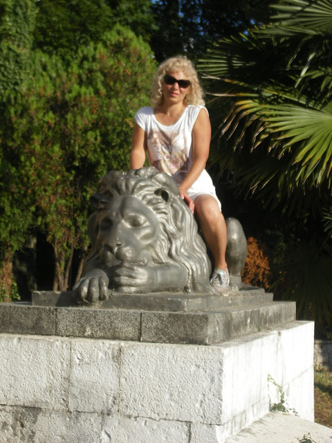 Львы у Дома Культуры в «Старых Гаграх»