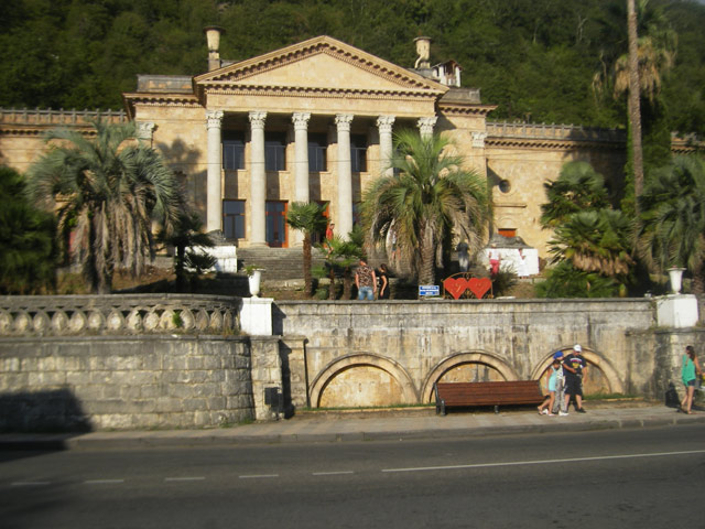 Здание Дома Культуры в «Старых Гаграх»