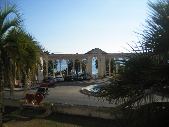 Колоннада в Старых Гаграх