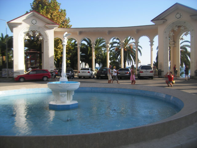 Колоннада в Старых Гаграх - оформляет вход на набережную и Приморский парк