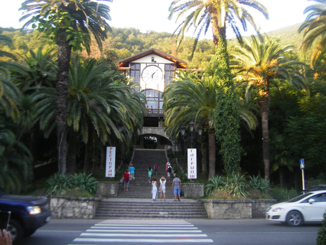 Ресторан Гагрыпш и железнодорожная станция «Гагрыпш»(часы) в Старых Гаграх