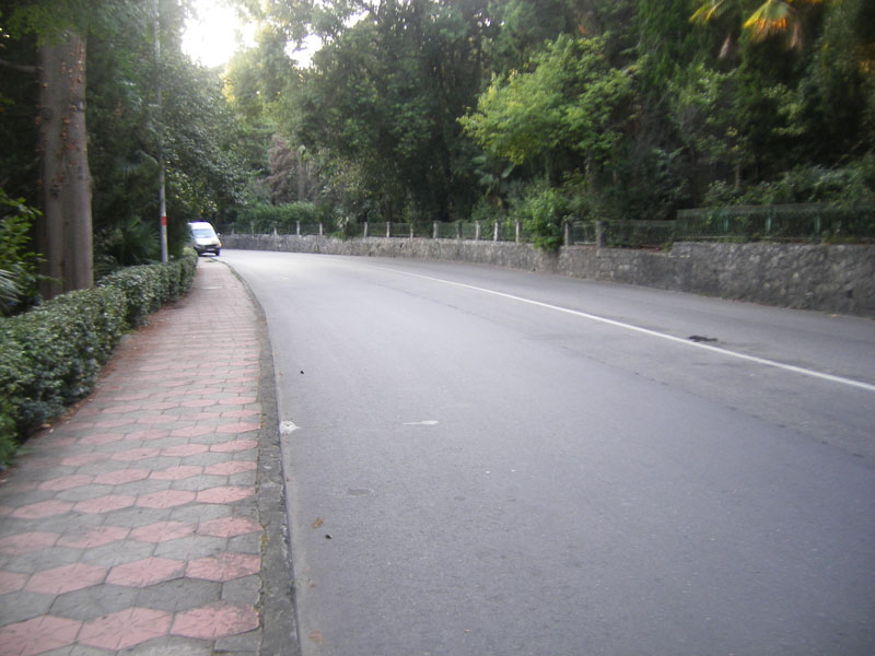 Приморский участок дороги Сухумского шоссе (пр. Ардзинба) в Старых Гаграх