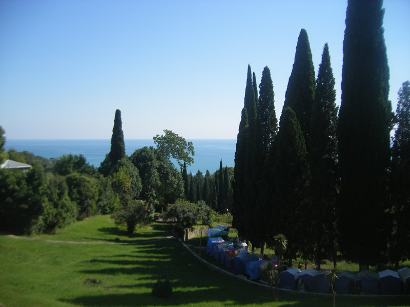 Склоны с кипарисами и вид на море с террасы монастыря