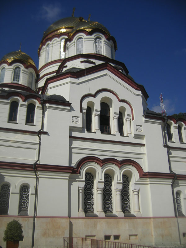 "Сей Соборный Храмъ в честь Св.Великомученника и Цълителя Пантелеймона соизволили собственноручно заложить ... Государь Императоръ Александръ III Александровичъ с... и Великимъ Княземъ Николаемъ Александровичемъ ... Закладка совершена въ 24-й день Сентября 1888 года при Преосвященнъйшемъ ГЕНАДIЪ  Епископъ Сухумскомъ и Игуменъ сего Монастыря IЕРОNЪ"