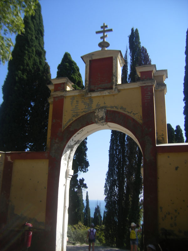 Арка спуска к морю с террасы монастыря