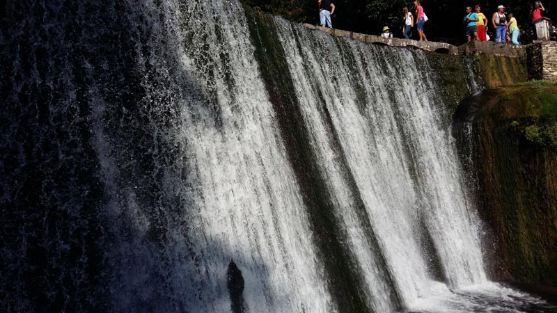 Водопад арочной плотины ГЭС (1902) на реке Псырцха у подножья монастыря