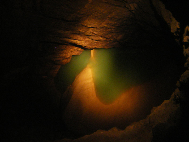 Подземное озеро в Новоафонской пещере