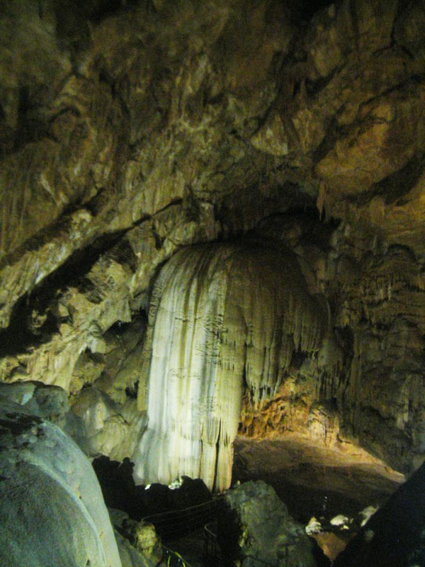 "Поток" сталактитов - каменный водопад