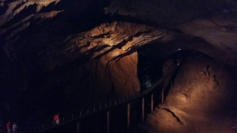 Подземный пешеходный мост на высоте 10-ти этажного дома