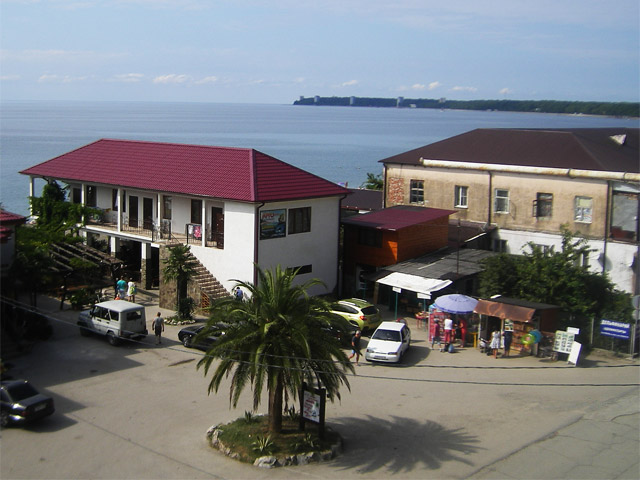 Вид на Пицундскую бухту из окна нашего 4 звездного номера на окрайне Пицунды